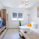Apartman With Parking Space - 19213 *