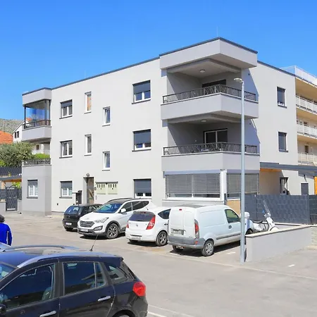 Apartment With Parking Space - 19213 *