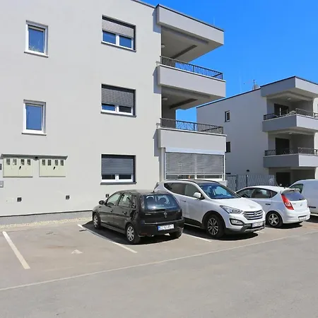 Apartament With Parking Space - 19213 Trogir